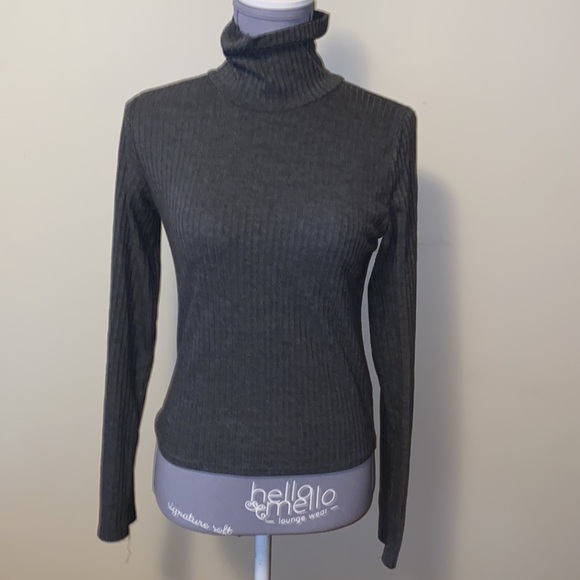 ❤️ Grey Ribbed turtleneck with some stretch/ spandex size medium❤️ - Picture 1 of 6
